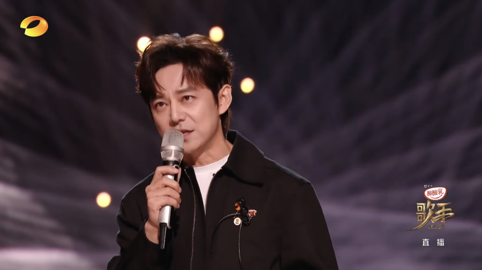 何炅在宣布淘汰林志炫時，眼眶泛淚。翻攝湖南衛視芒果TV官方頻道 China HunanTV Official Channel YouTube