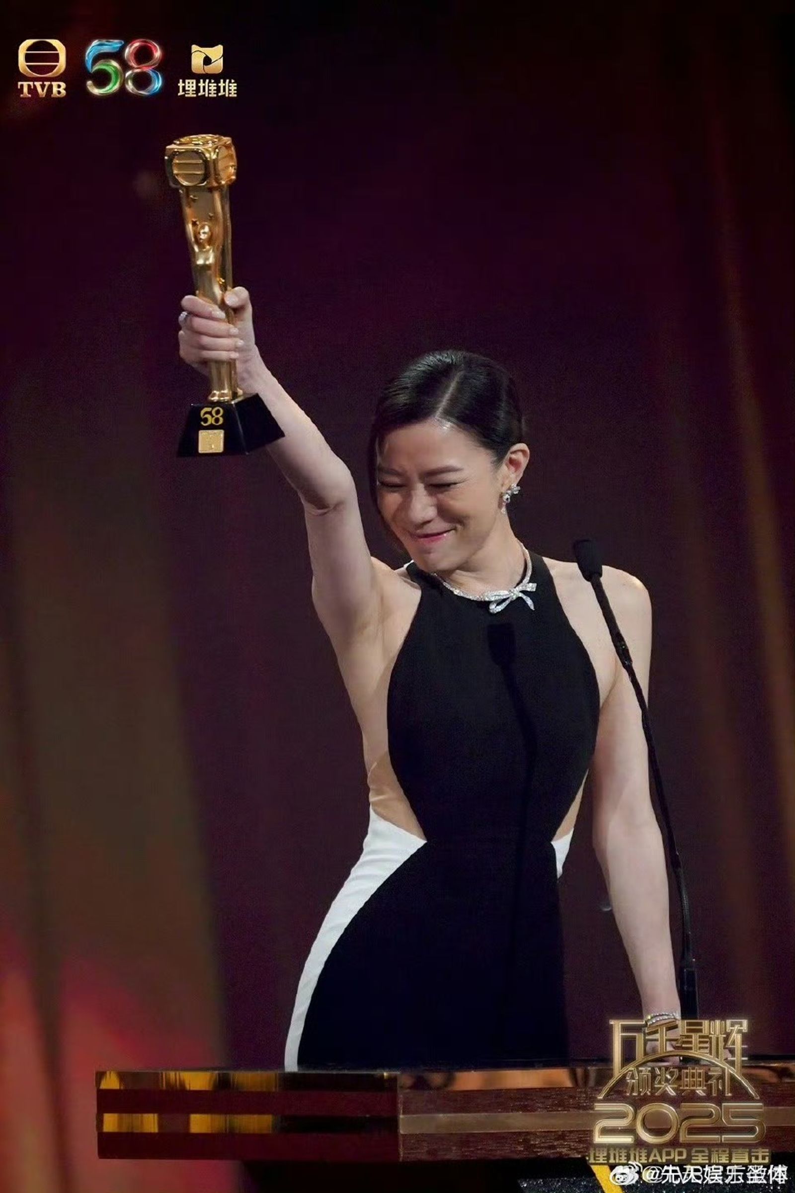 佘詩曼在台上激動噴淚。翻攝微博