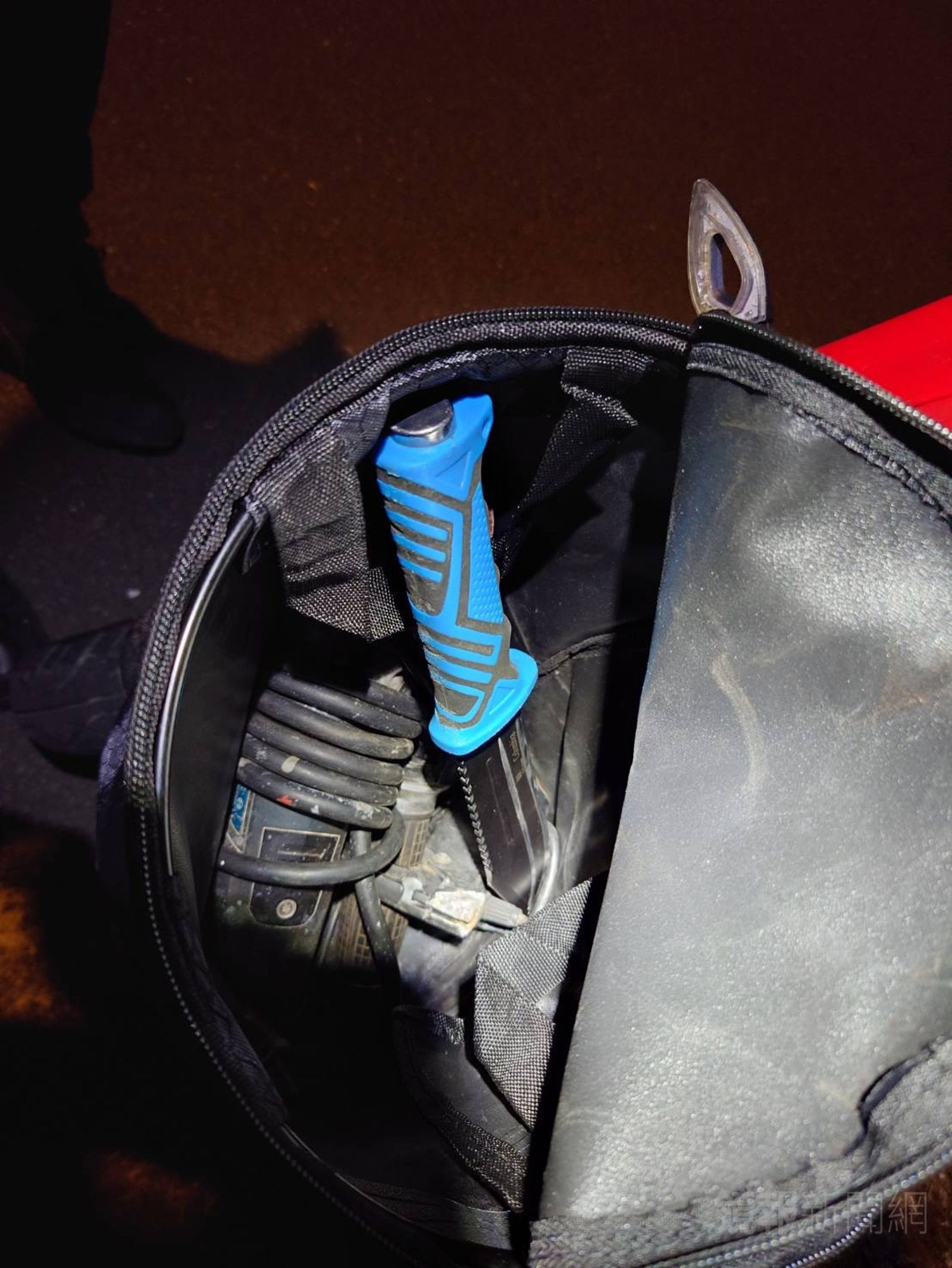 警方查獲陳男攜帶的刀械。警方提供