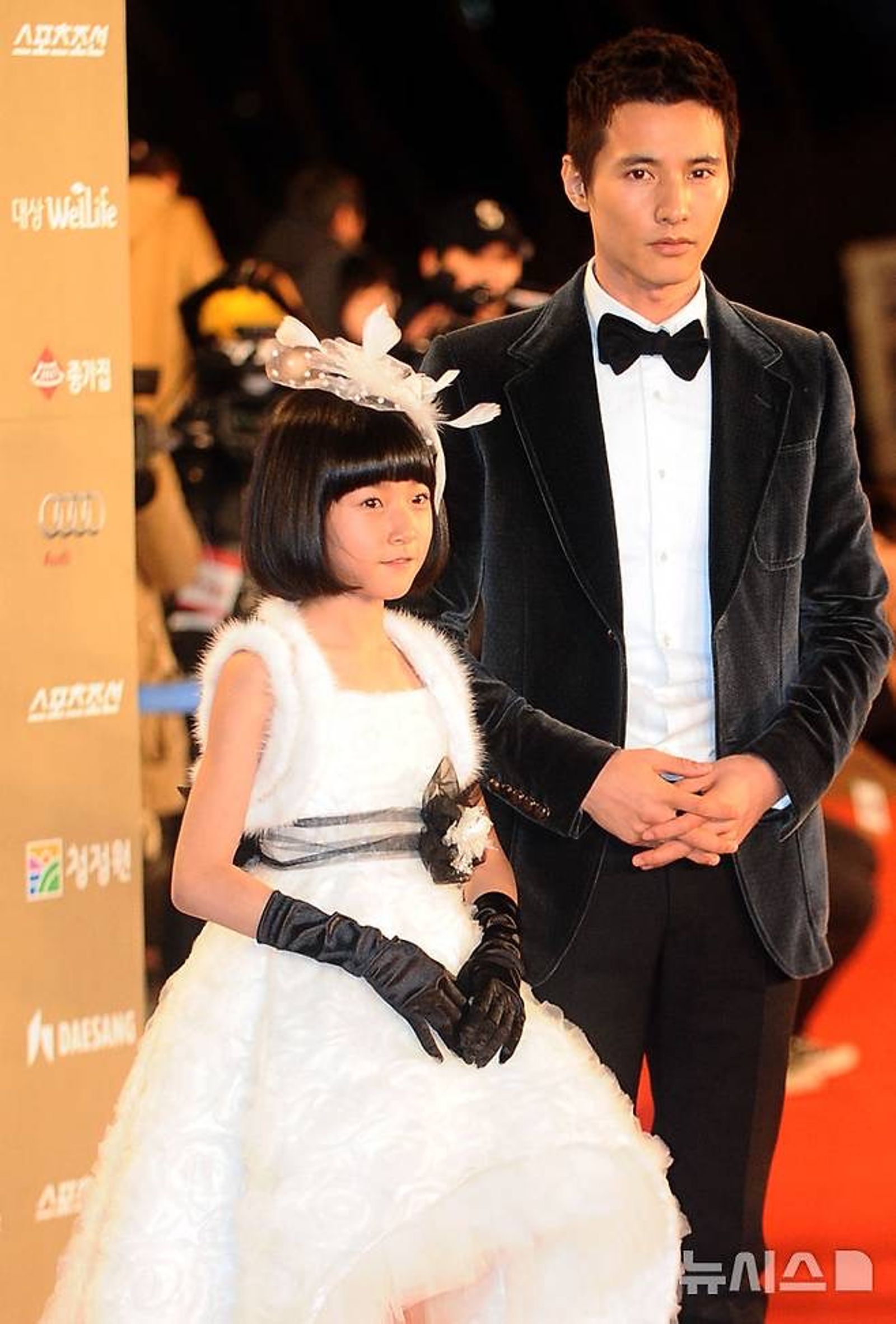 元斌（右）曾帶著還是童星的金賽綸出席《大叔》相關宣傳與頒獎活動。翻攝NEWSIS