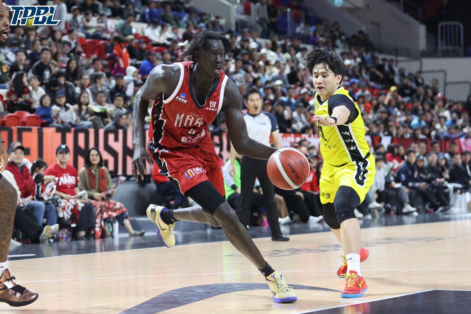 梅克轟TPBL新高48分難救戰神　賽後甩球上看台　許皓程：能理解情緒