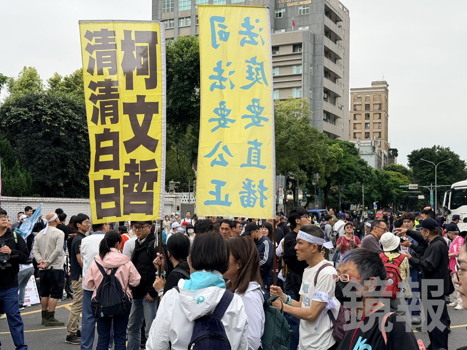 20260326 20260326小草在北院外舉柯文哲清清白白的旗幟聲援。呂健豪攝