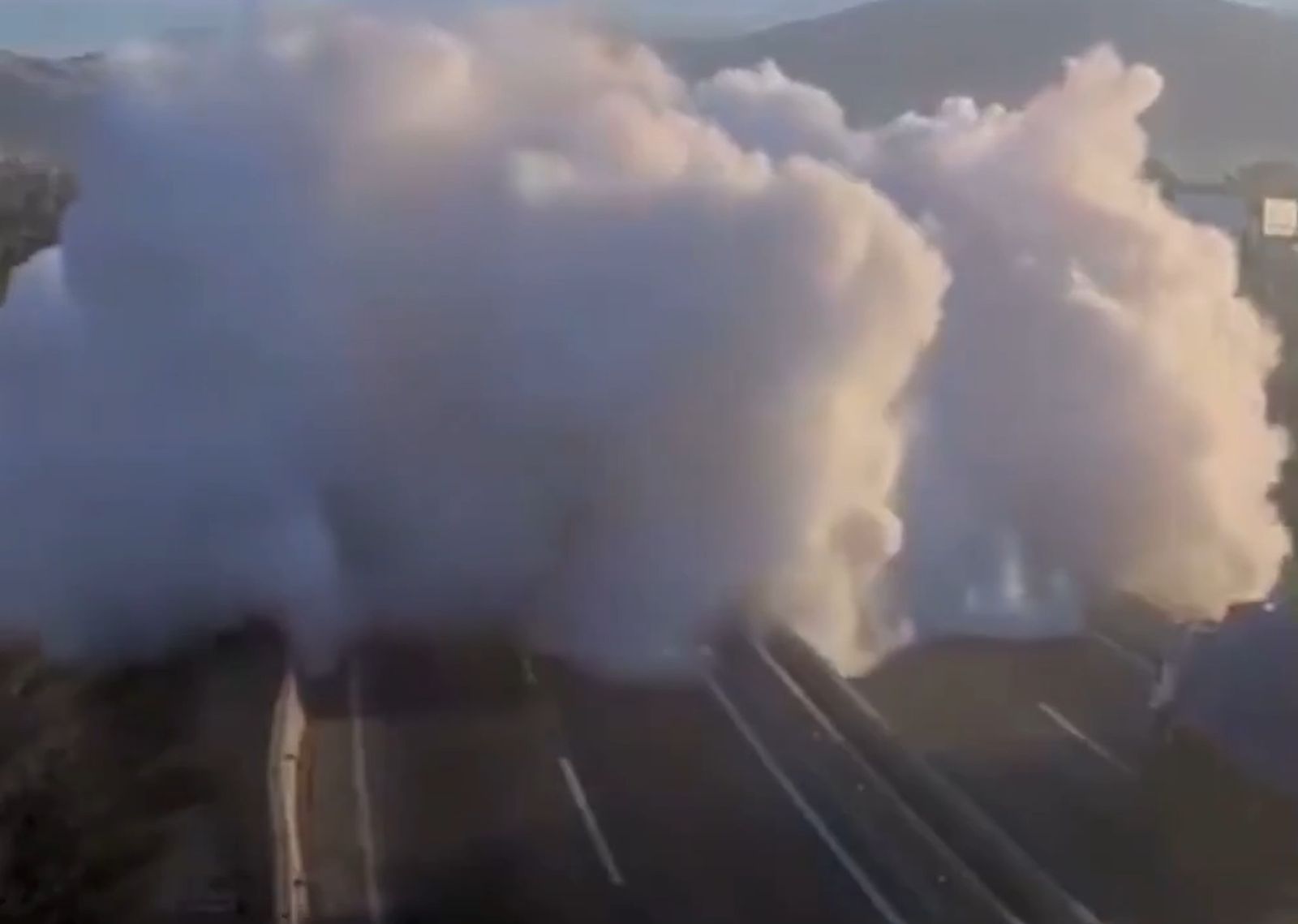 煙霧很快吞沒高速公路。圖／X@SteveLovesAmmo