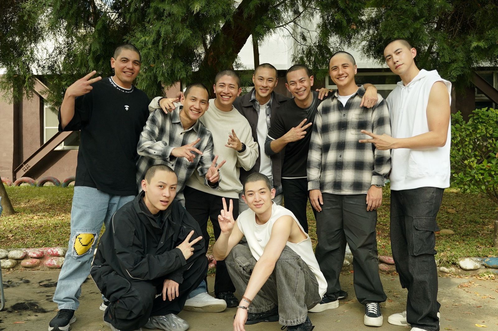 「星兵」們以光頭造型合照。台視提供