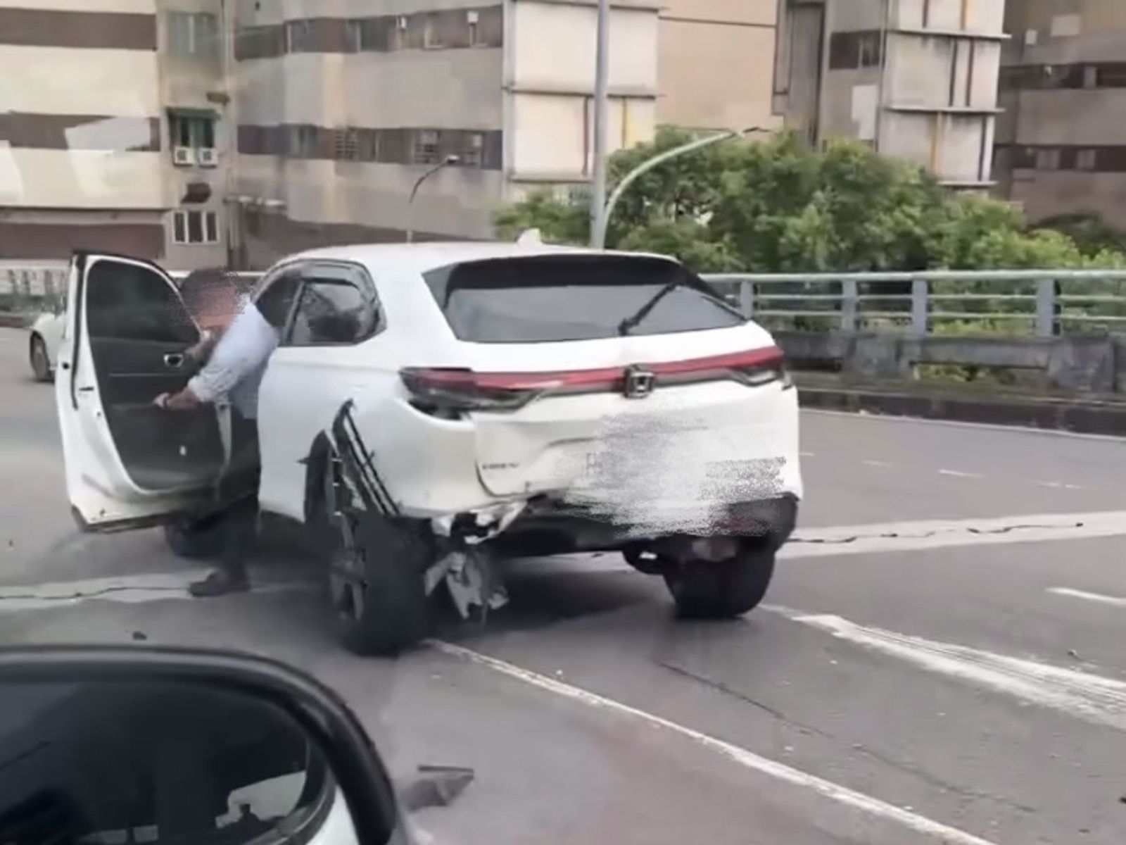 快訊／三重毒蟲開車上路沿路「刷卡」　下忠孝橋連撞3車