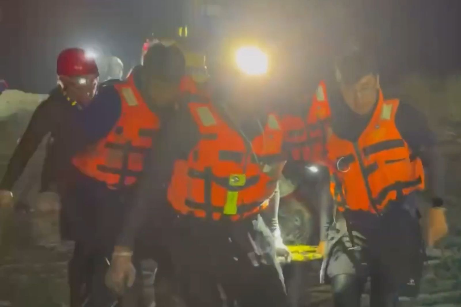 奇蹟生還!馬太鞍溪暴漲 工地主任「連車帶人被沖走」巨石上撐整夜獲救