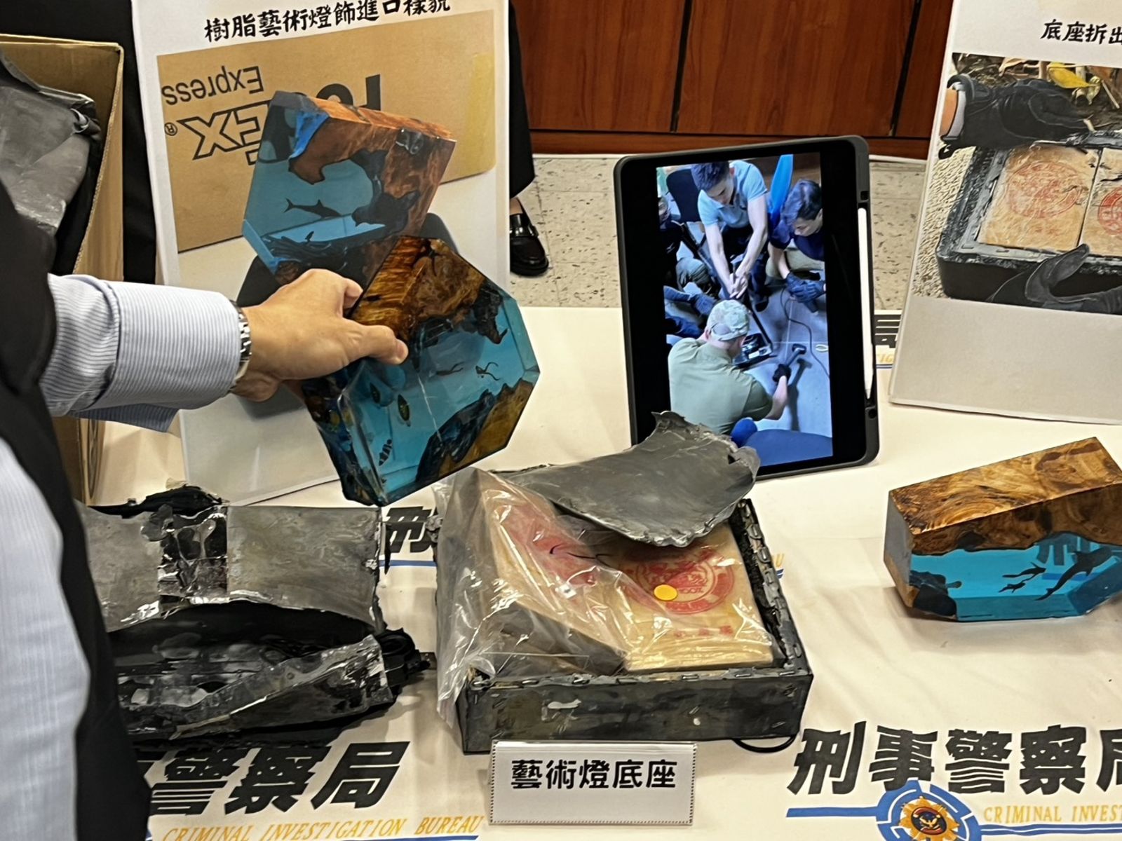 運毒集團使用藝術燈飾底座夾藏海洛因。