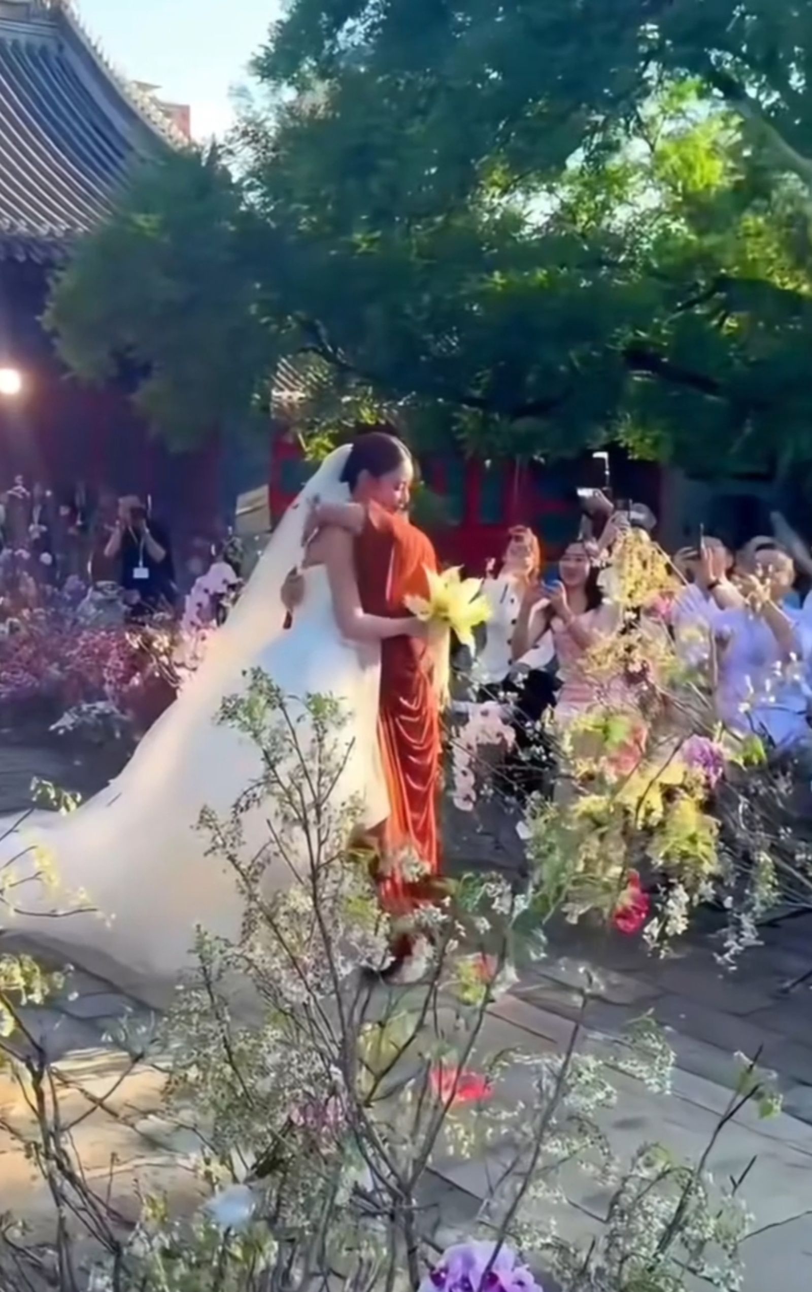 馬筱梅17日在北京舉辦婚禮，與媽媽在紅毯上相擁。翻攝小紅書