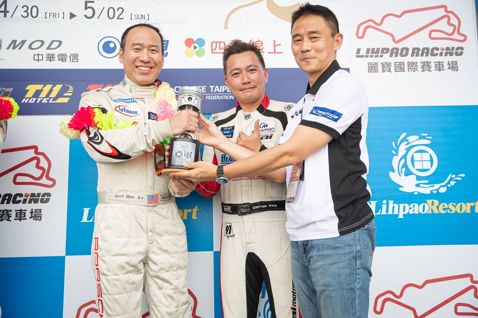 苗華斌（左）熱愛賽車，曾在麗寶盃超級房車賽TURBO組獲得亞軍。麗寶賽車場提供