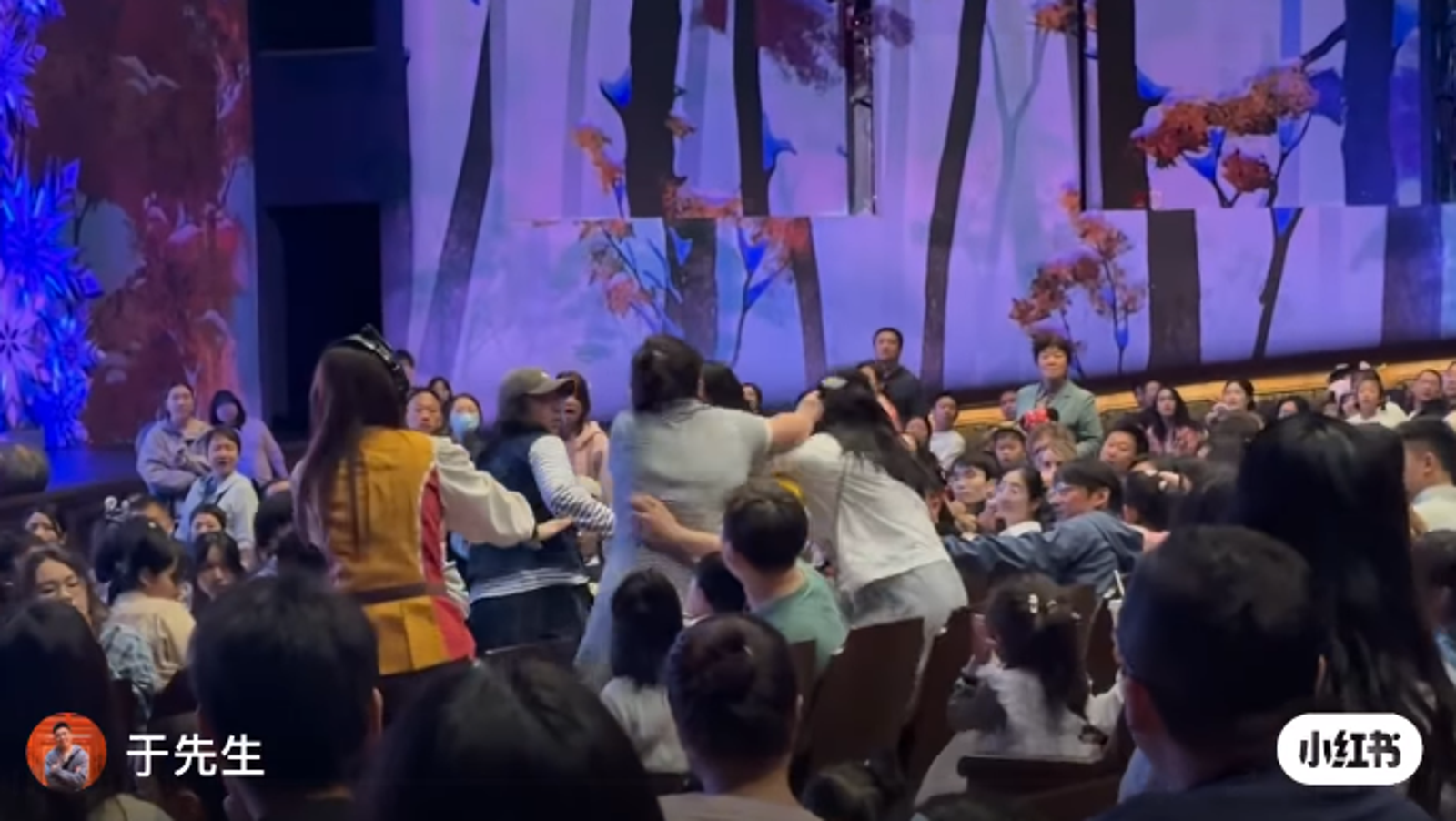 上海迪士尼冰雪奇緣上演「Let it 巴頭」！　網諷真人格鬥比節目好看