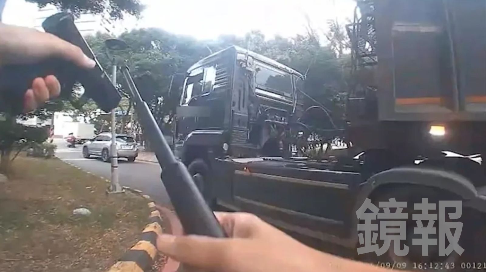 上個月9日大貨車「學長」超載拒檢欲衝撞警方，國道警拔槍喝斥對方下車。翻攝畫面