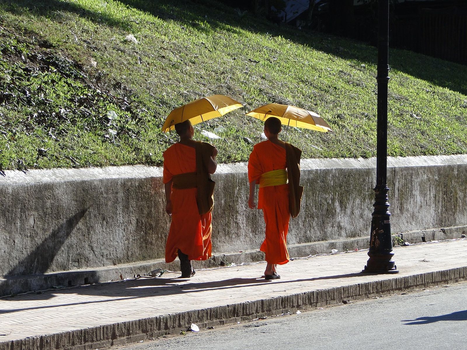 說好的閉關修行?大批僧侶爆「寺院喝酒狂歡」還邀陪酒女…她隔天衝醫院檢查:怕染病