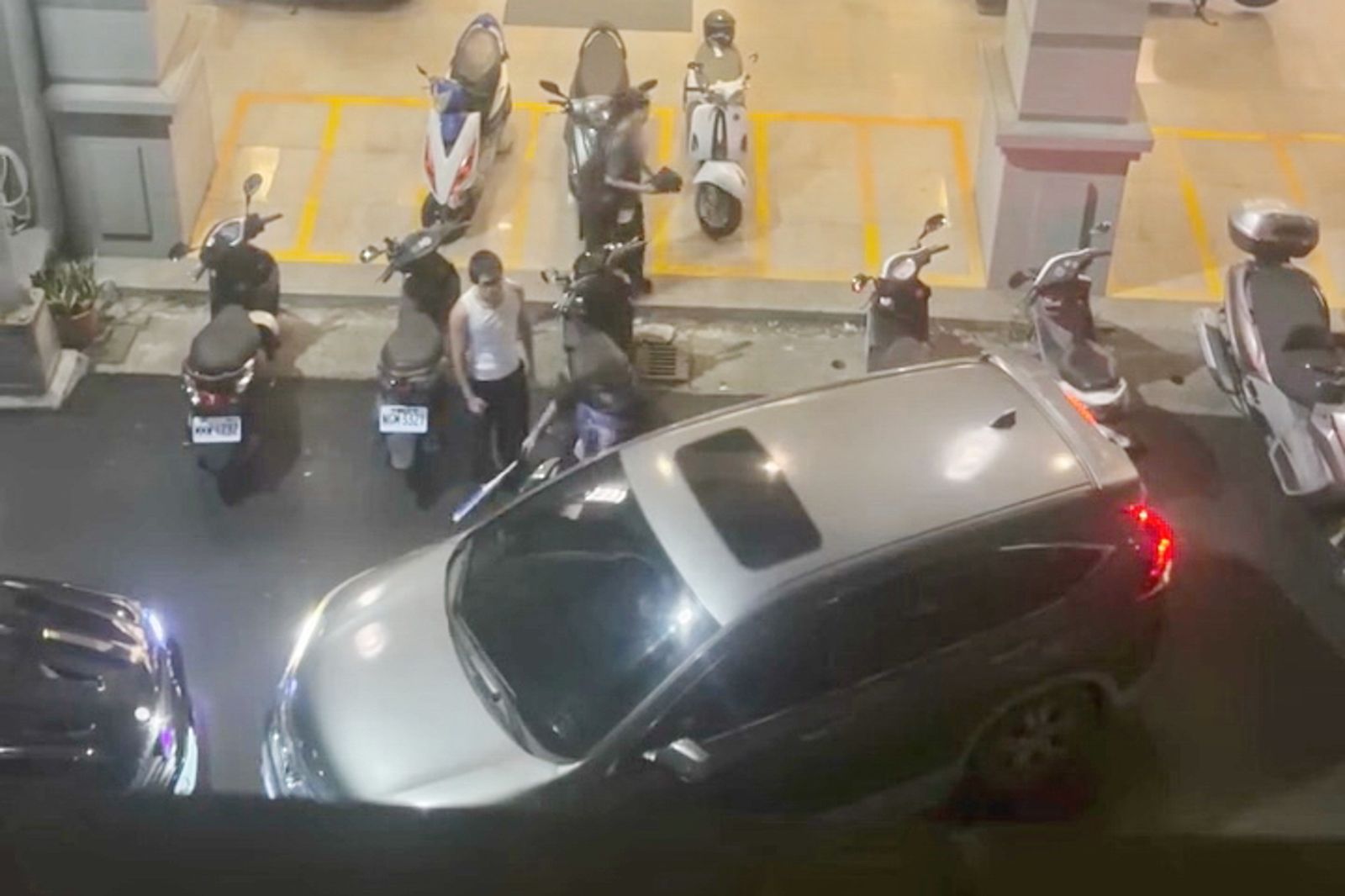 林男怒氣沖沖持球棒在車邊高聲理論。畫面翻攝threads wxh.oct.28