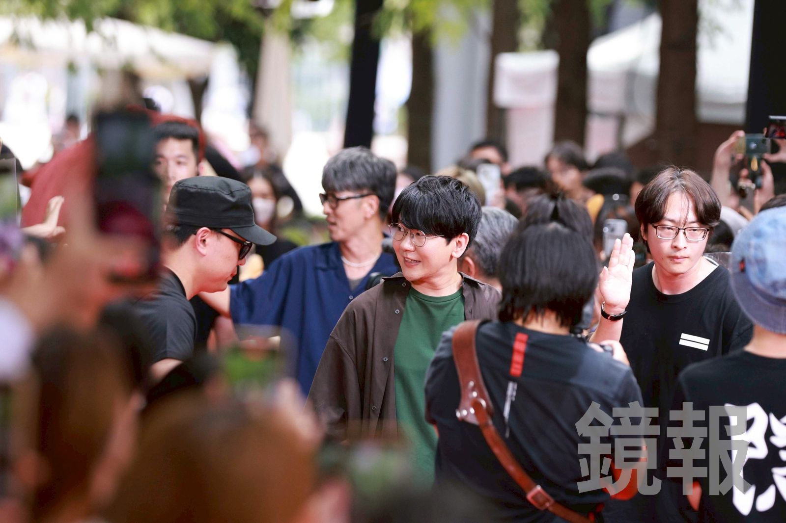 花江夏樹(前)與櫻井孝宏開心與紅毯影迷打招呼。劉耀勻攝