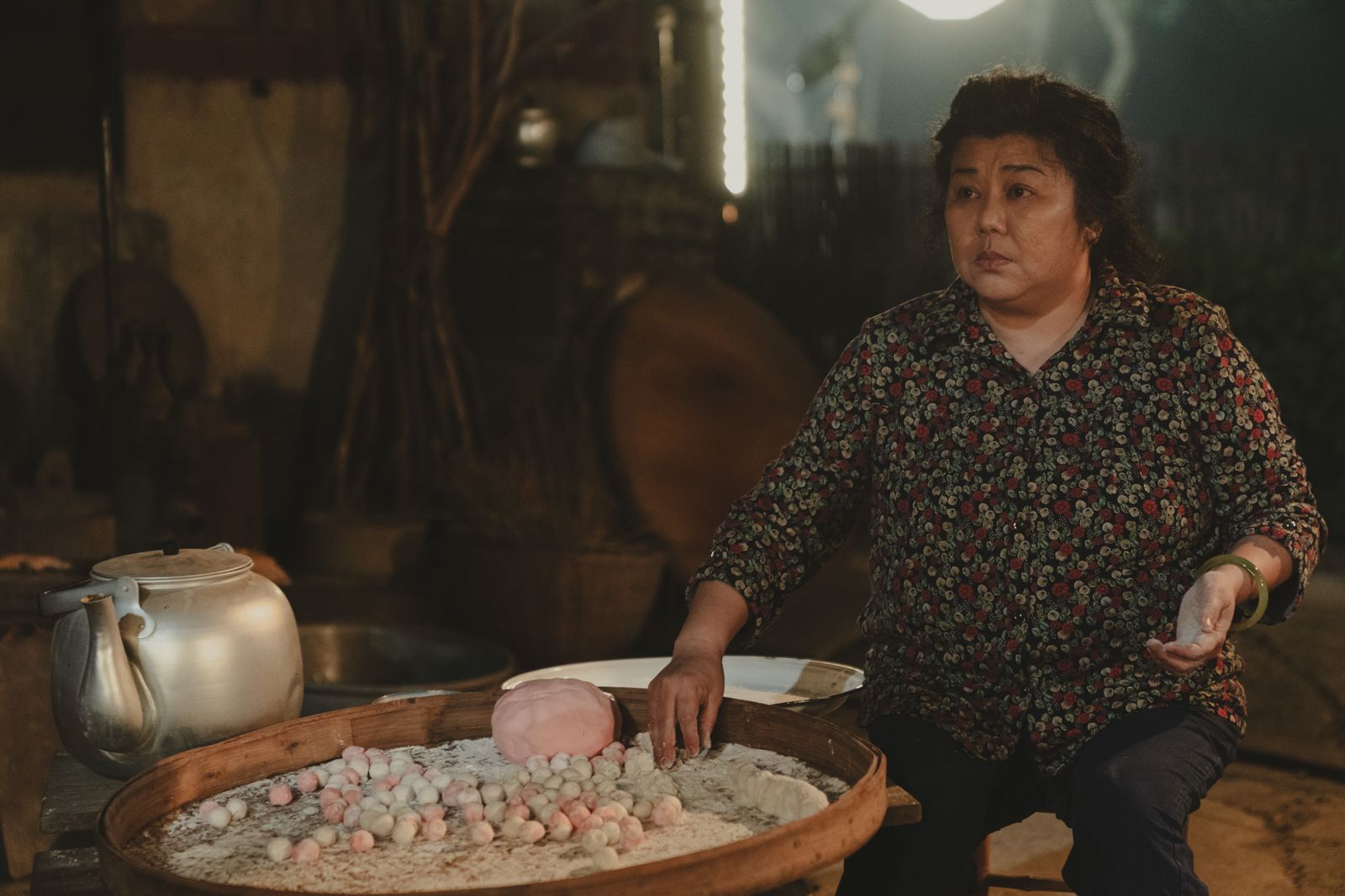 林美秀除了替歌舞團編舞，在《大濛》中還友情客串舞團團長阿雀姨一角。華文創提供