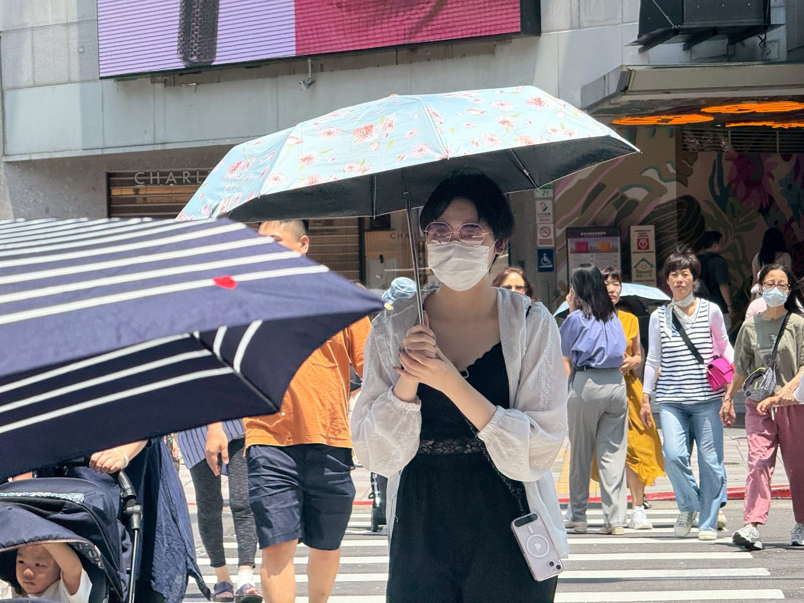 午前高溫！下午全台變天　梅雨鋒面明天駕到「降雨熱點」曝
