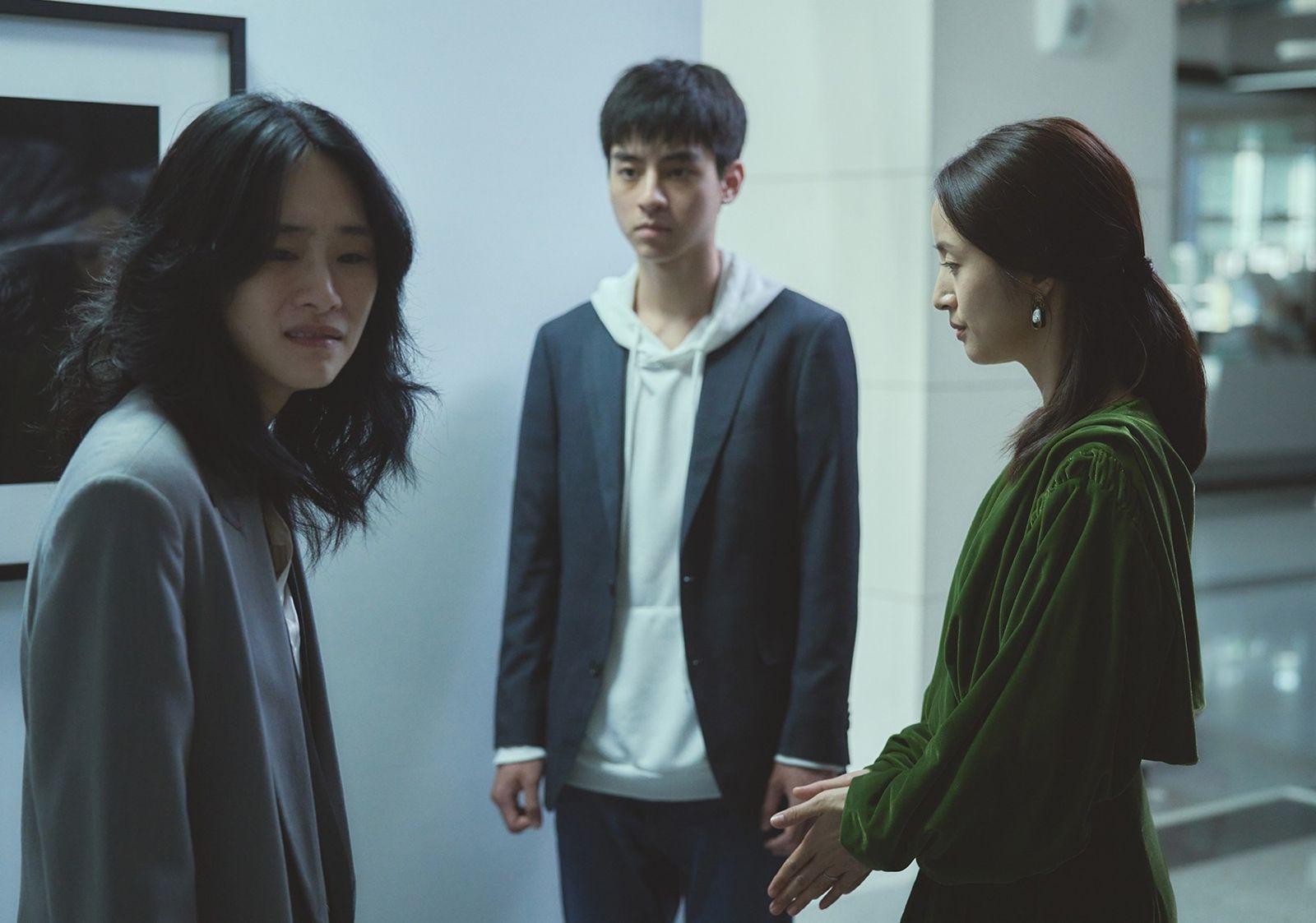 劉敬(中)在《失明》中愛上媽媽林依晨(右)的前女友吳可熙(左),三人相遇震撼場面令觀眾屏息。周子娛樂提供