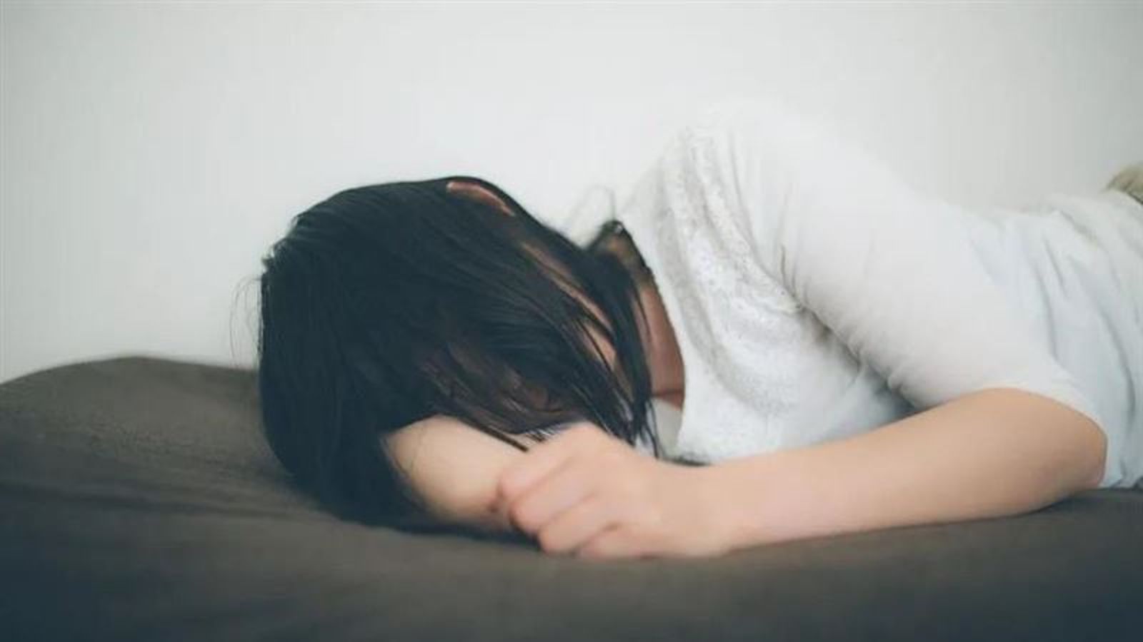 通勤正妹剛離座 恐怖痴漢三度跪地「貼椅狂吸」體味 提早幾站上車他也跟來