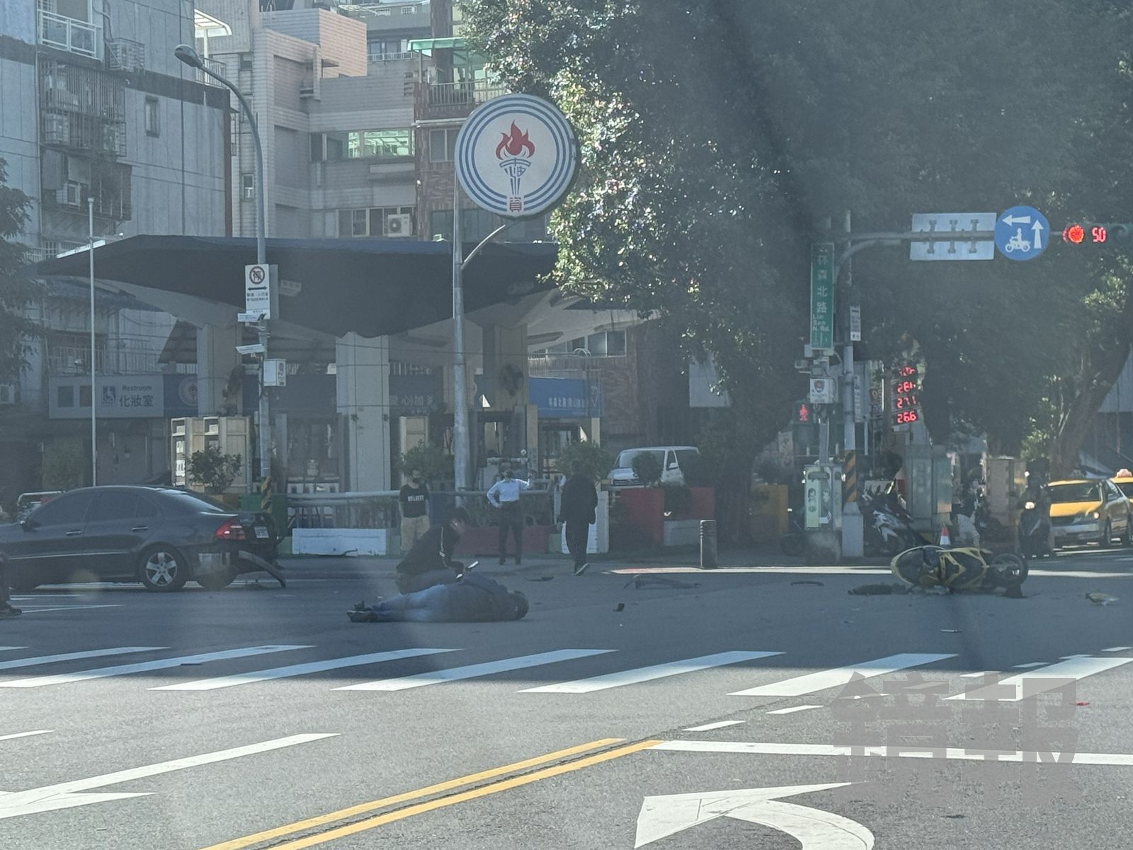 民進黨中央旁驚險一瞬！賓士違規左轉撞飛騎士　上班尖峰躺臥柏油路等救援