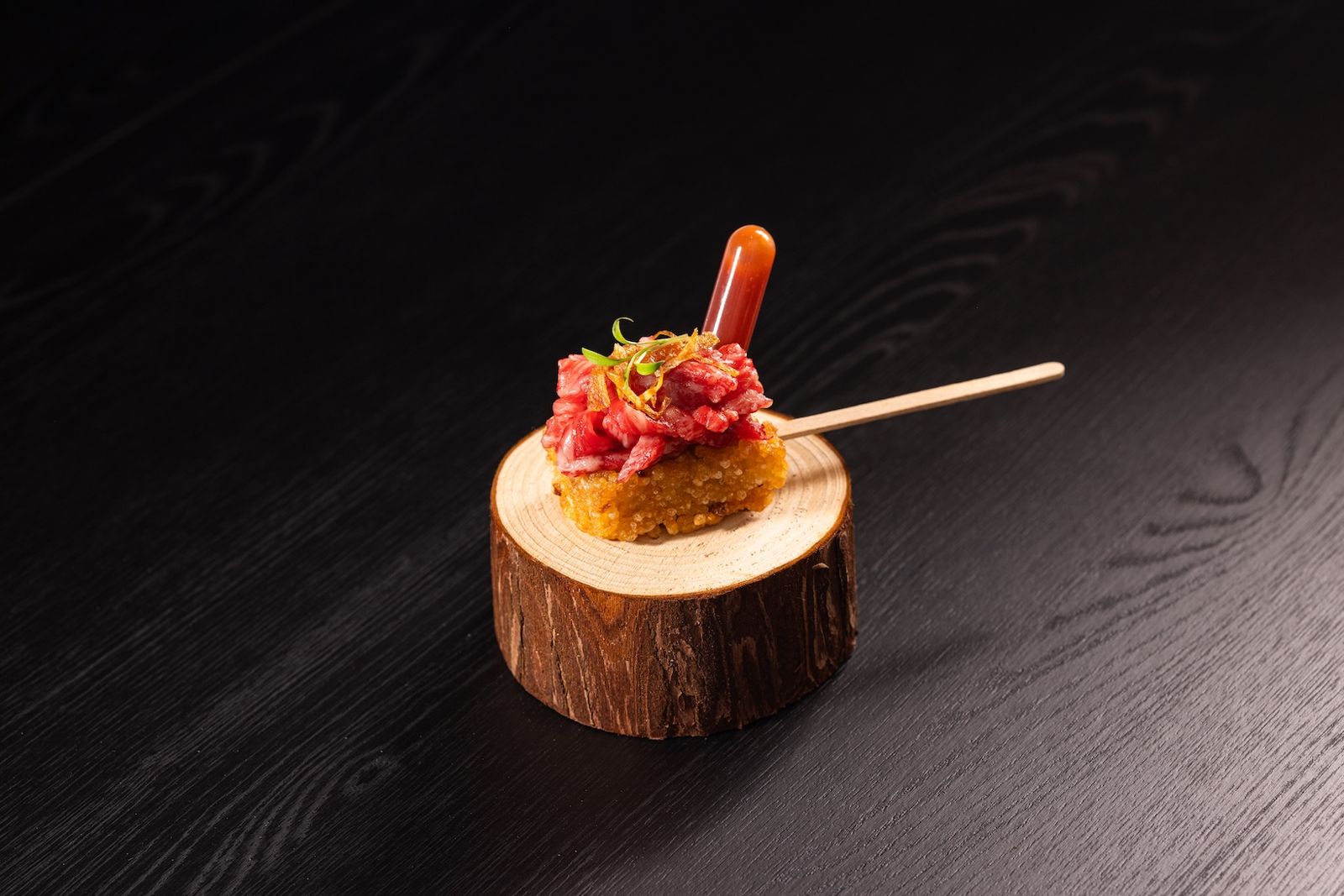 「八和香米生牛肉」和牛生肉與酥炸米糕棒相伴，滴上東泉辣椒醬，鹹甜微辣獨具台中味。（260元／份）