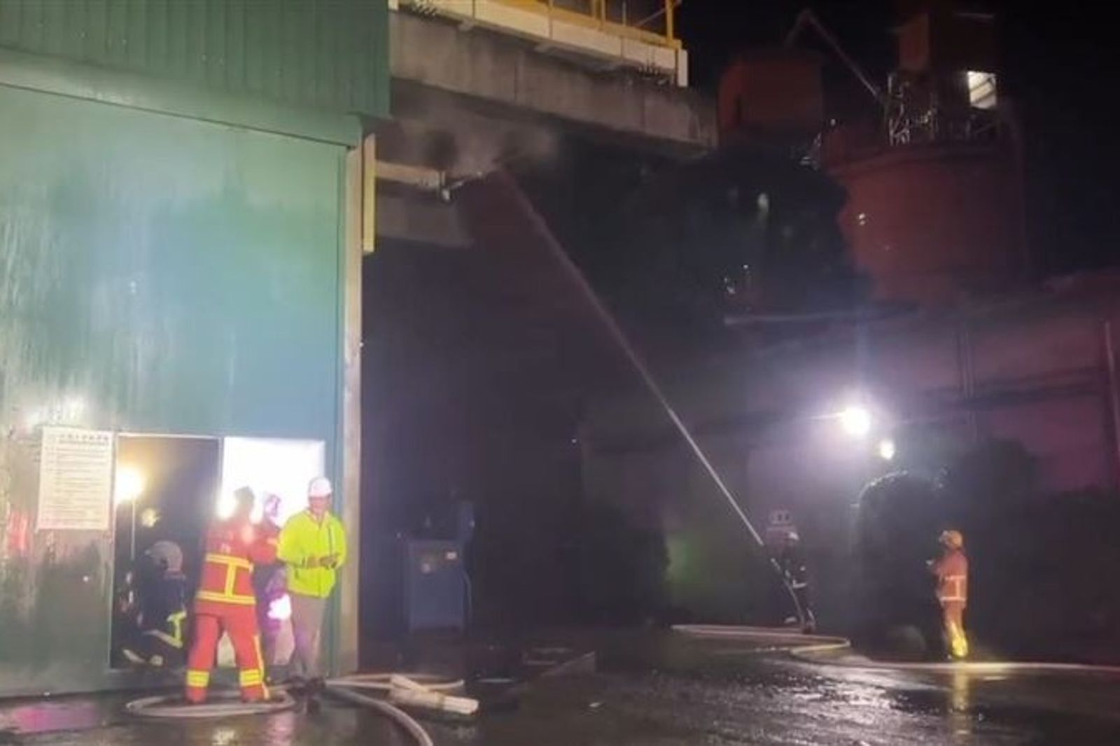 台泥蘇澳廠21日凌晨1點發生火警，4點撲滅火勢。圖／翻攝畫面