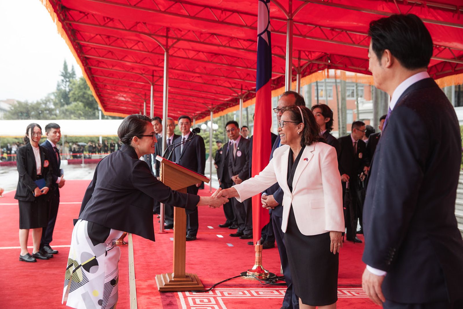 英語流利的副總統蕭美琴與來訪的馬紹爾共和國海妮伉儷有所互動。圖片取自總統府