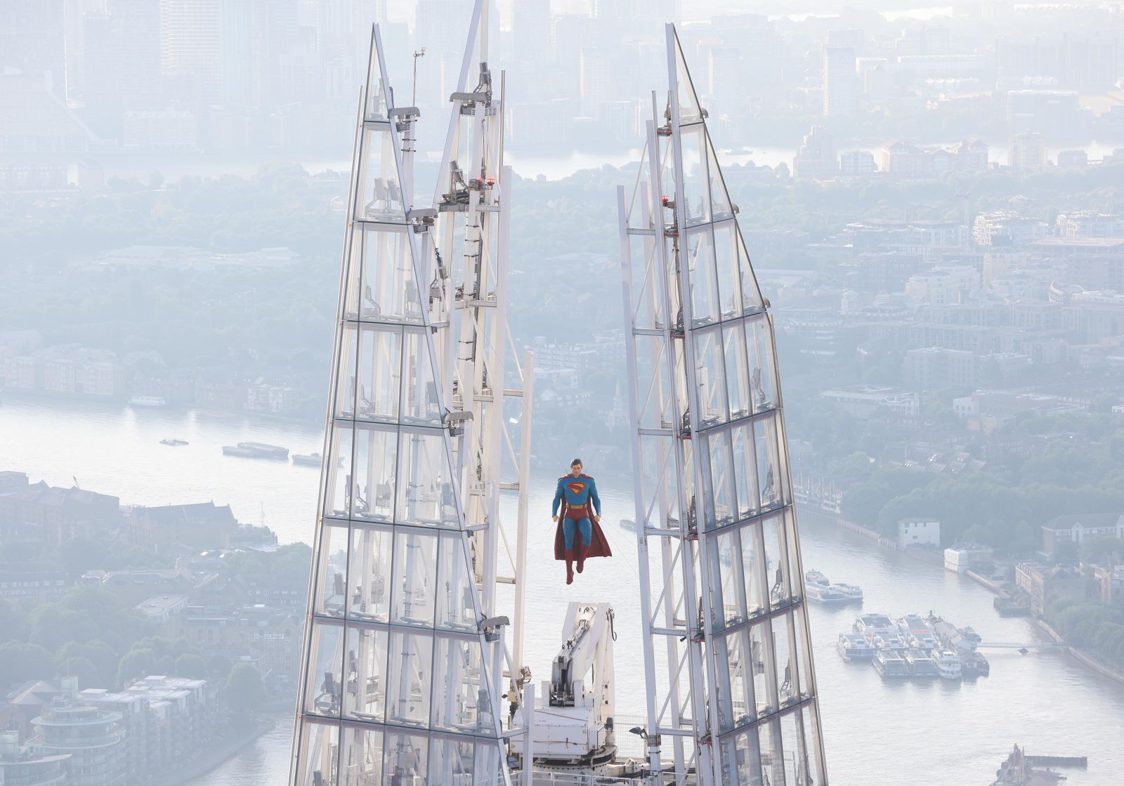 超人主演大衛科倫斯韋、瑞秋布羅斯納安與尼可拉斯霍特，與超人裝置藝術合影。華納兄弟電影提供