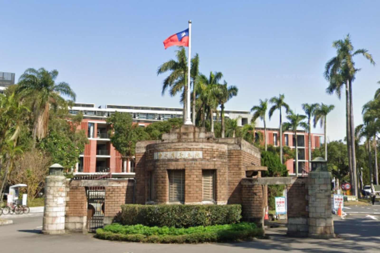 台大畢業遭封殺，引起學生不滿。示意圖／翻攝自Google街景