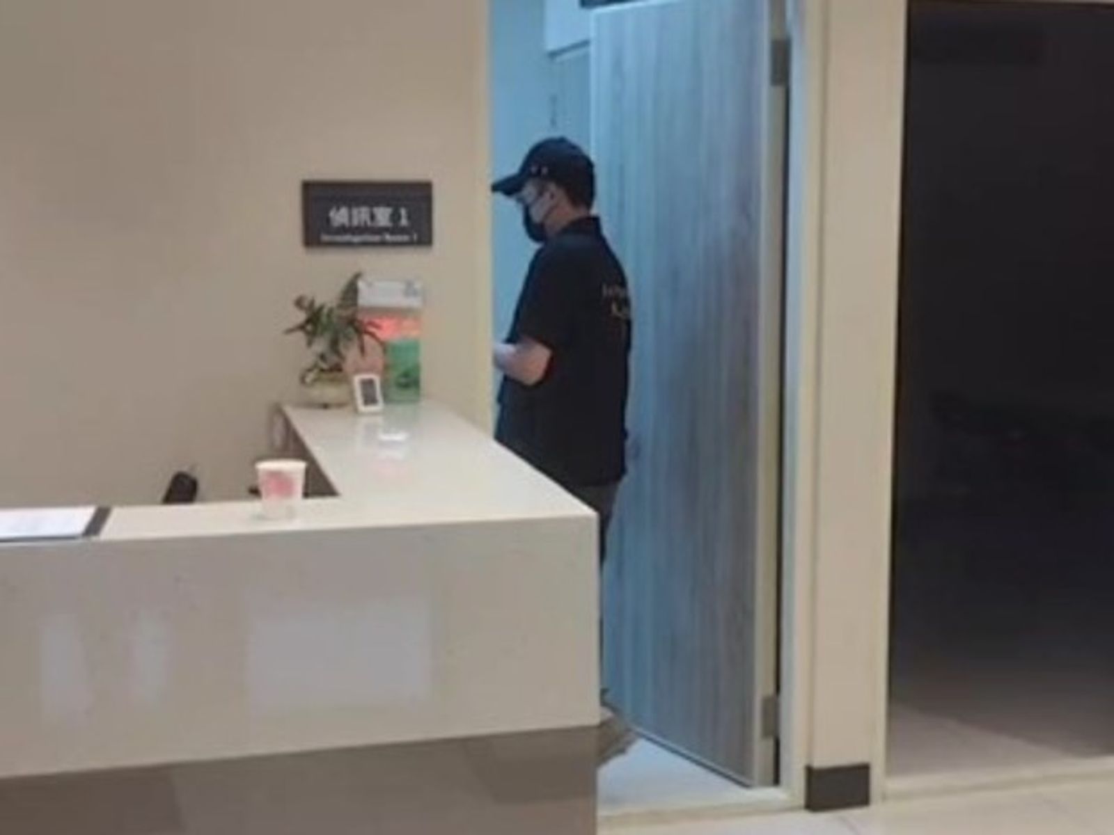 「車模林志玲」蔡語芯打牛奶針昏迷拔管　檢警今相驗遺體哥哥、母親現身