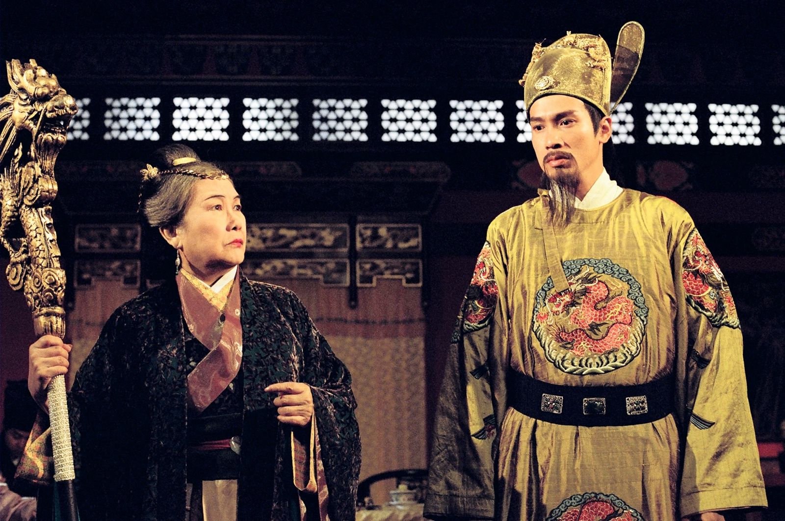 香港視帝陳豪（右）在劇中突然「烙英文」的片段意外成為小彩蛋。年代提供