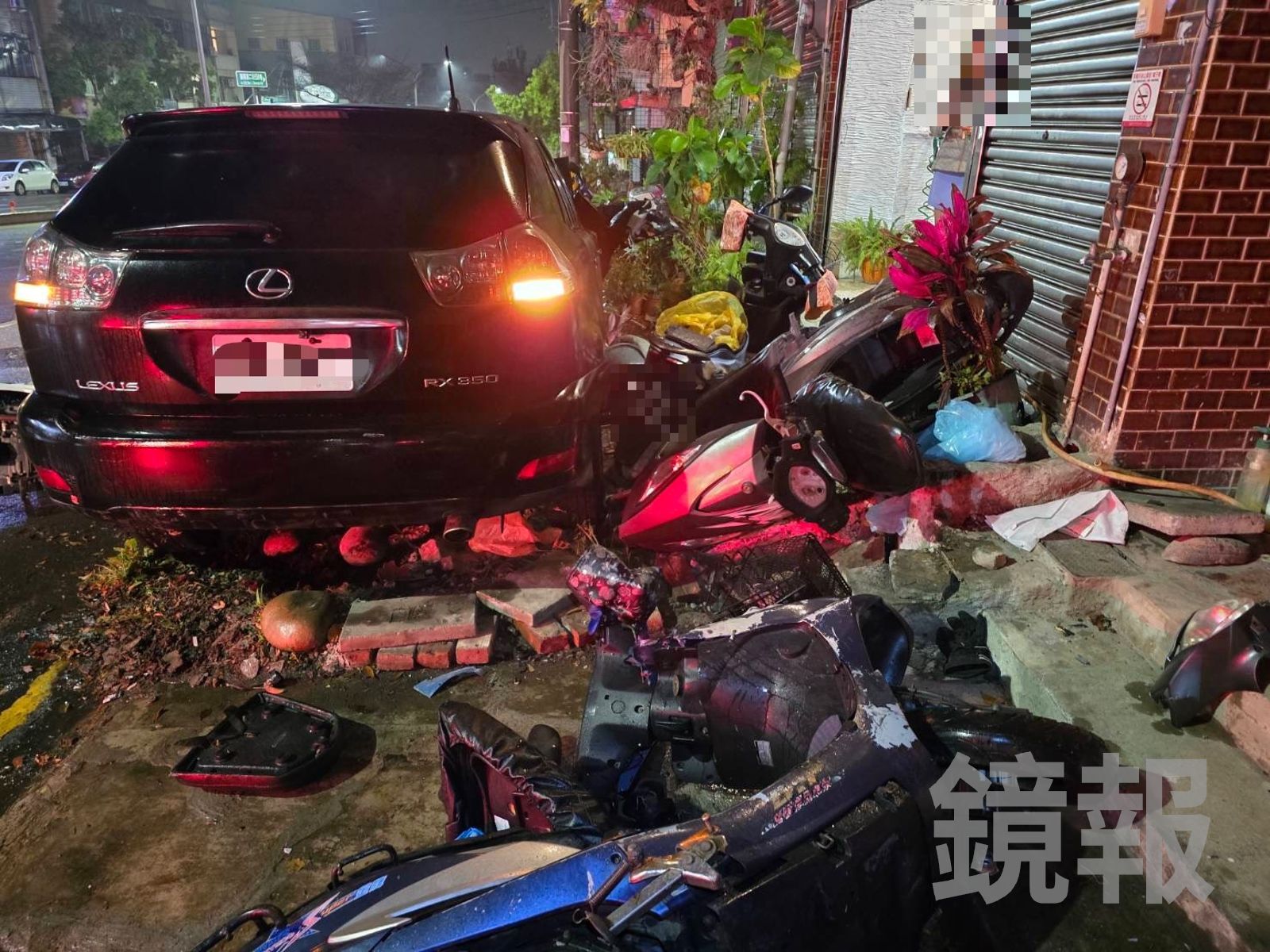 休旅車追撞貨車如「割草機」再掃倒10機車1傷　肇事男棄車逃逸