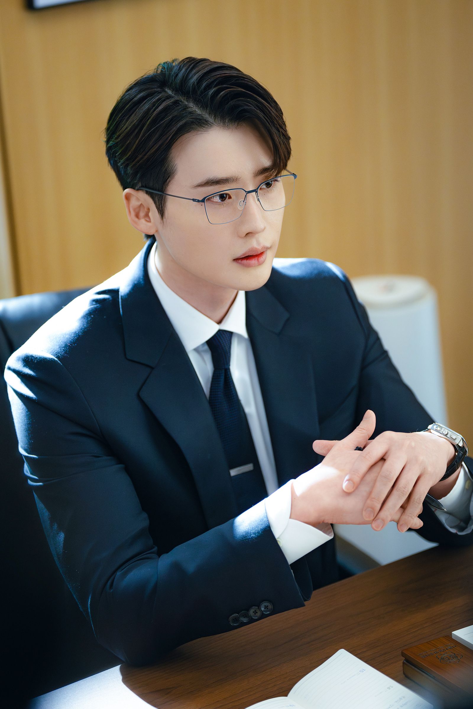 李鍾碩再度以律師之姿回歸，這次在《瑞草洞》化身厭世社畜。Disney+提供
