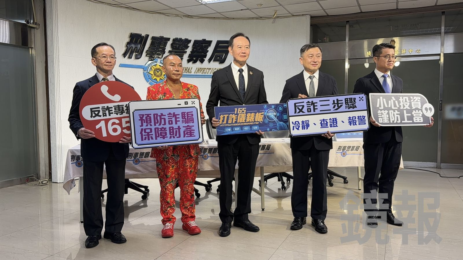 超扯 超扯 超扯!AI生成詐騙猖獗 吊車大王胡漢龑現身刑事局曝慘痛經驗