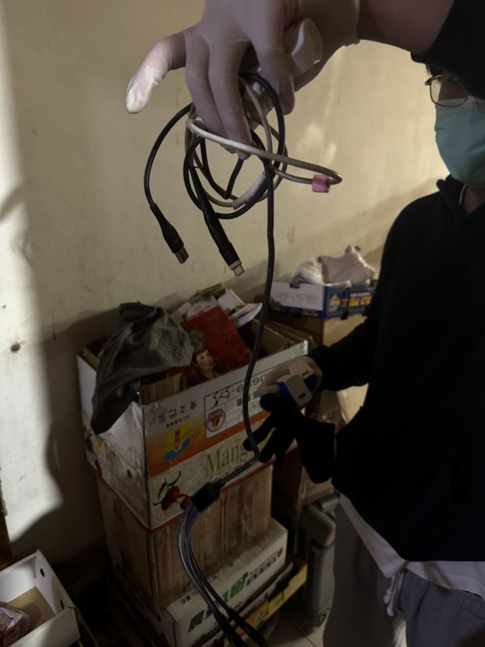 楊嫌用充電線捆綁被害人。翻攝畫面