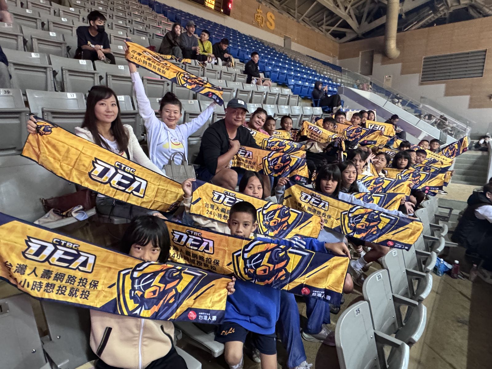 中信特攻攜手東森幼幼基金會，邀請南投地利國小籃球隊進場為中信特攻加油。圖／新北中信特攻提供