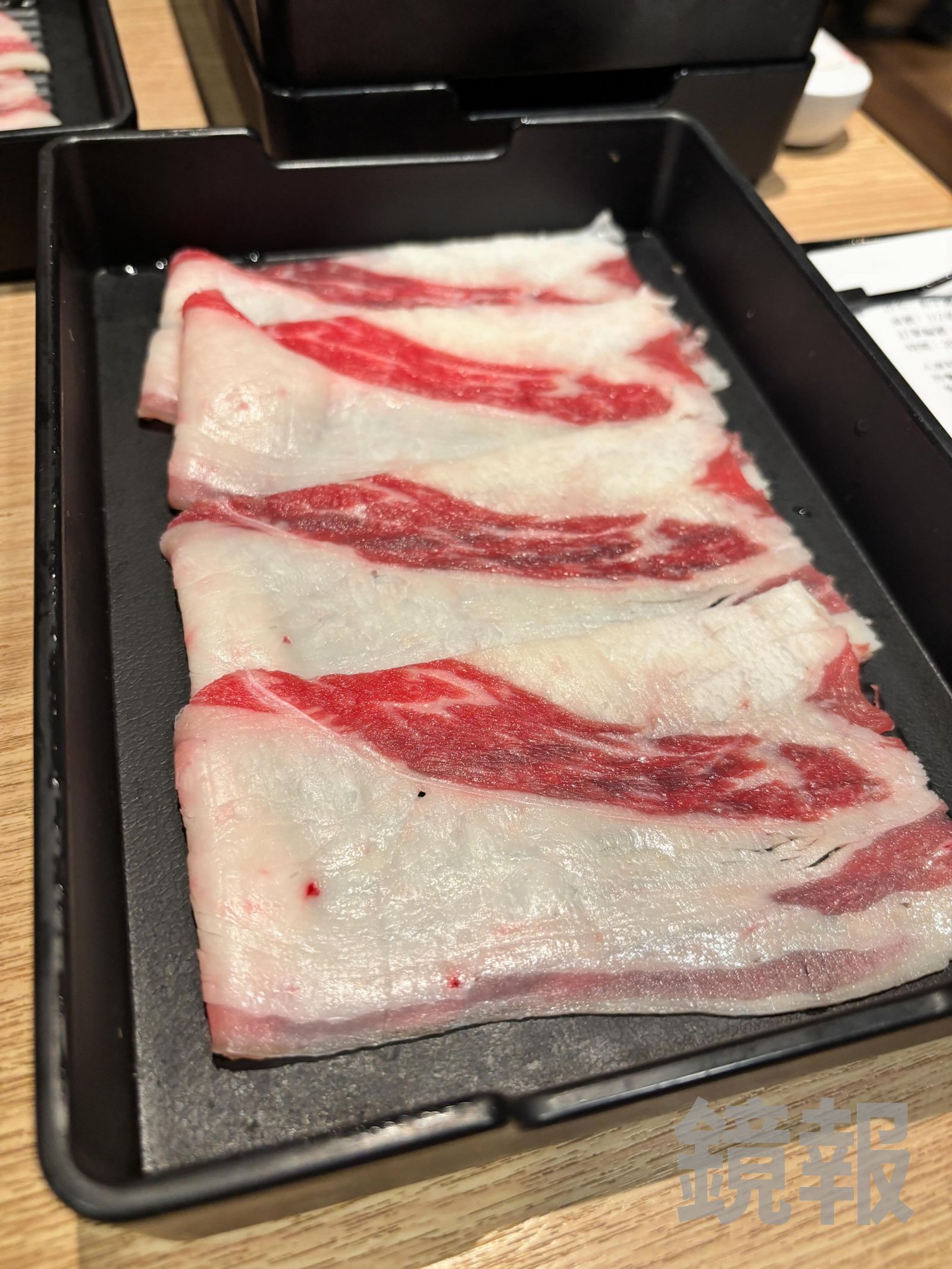 有民眾貼出同一家火鍋店的肉品，強調雖然主管態度很好，但不想再去吃了。畫面翻攝threads  w.lee___