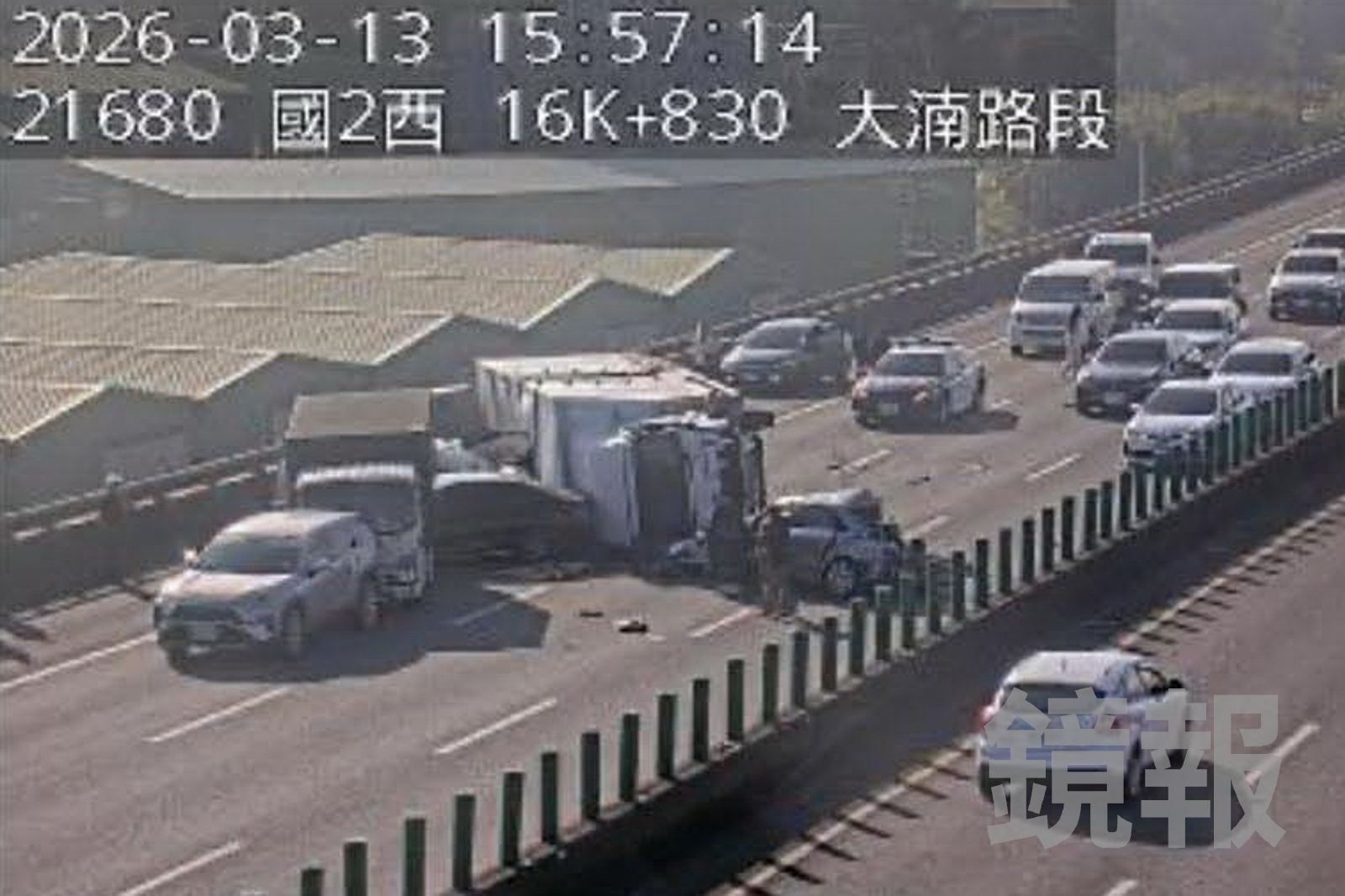 國2東向大湳段6車連環撞 轎車夾爛貨車翻覆6傷送醫