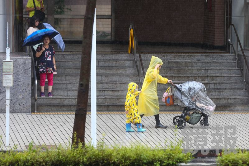 狠下心買昂貴雨衣「每穿必漏水」苦主氣炸！　網推台製2品牌：不漏又穿不壞