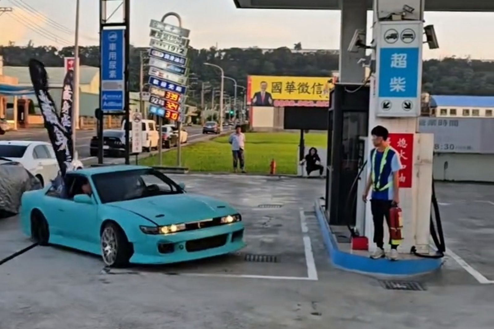 獨家/加油站成超狂賽車場?改裝車穿梭加油島飄移炫技 「甩尾秀」引公安疑慮