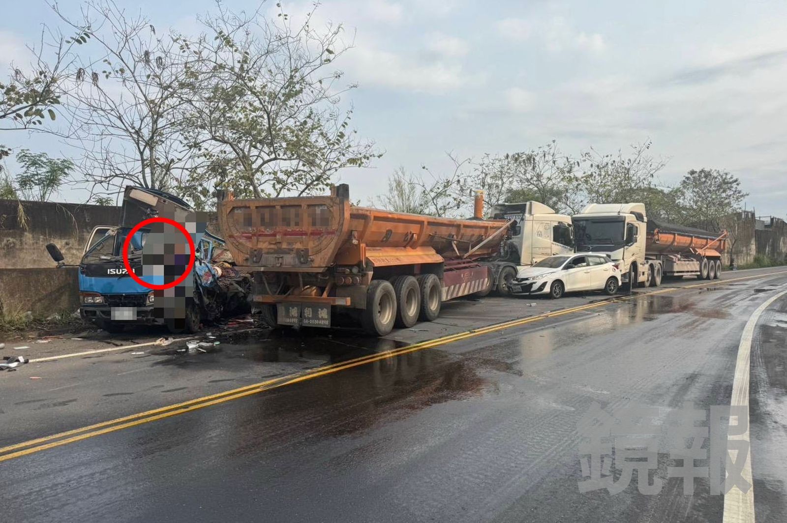 南投竹山產業道路「4車撞一團」 小貨車駕駛受困車內1死2傷