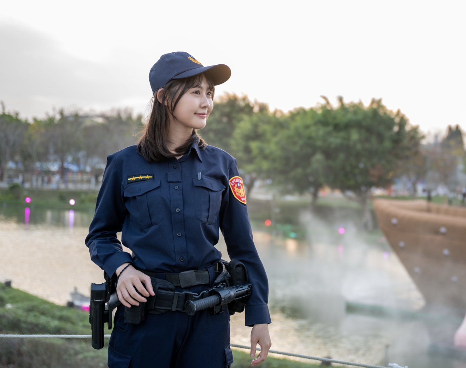 比嚕嚕米還卡哇伊！台中燈會正妹女警仙氣逼人...小編「直接給IG」網友笑翻