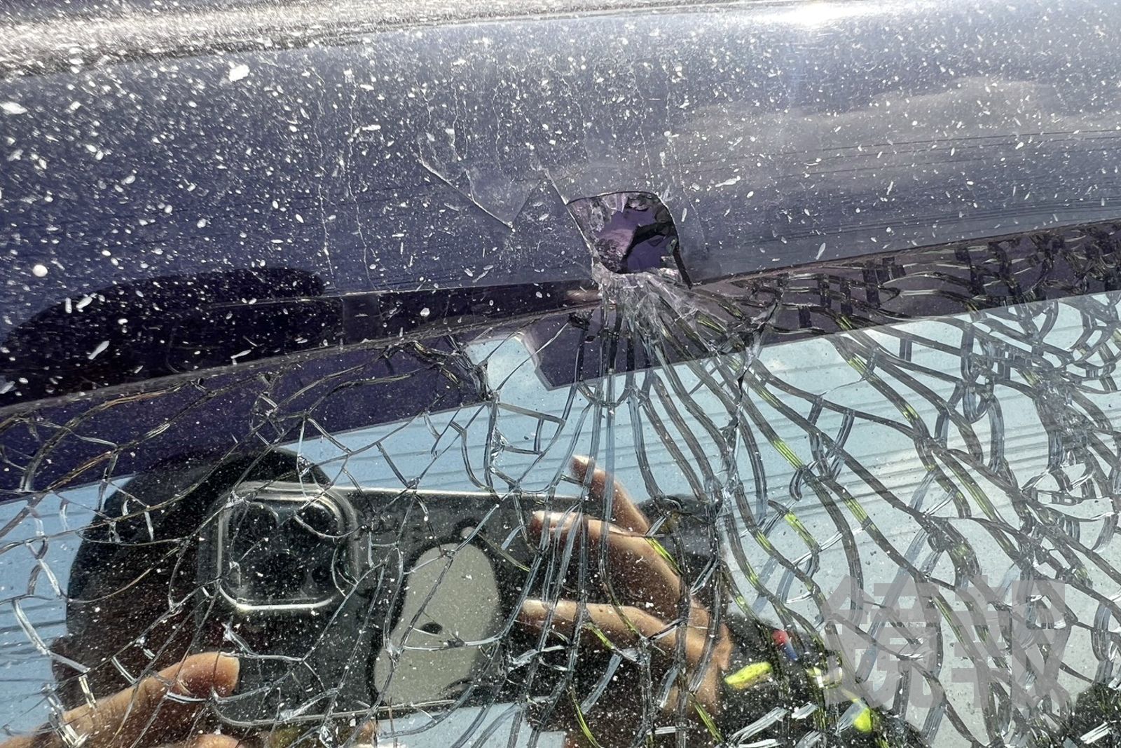 路邊車輛被鋼珠彈擊中，大片玻璃車窗受損，裂成了蜘蛛網狀。民眾提供