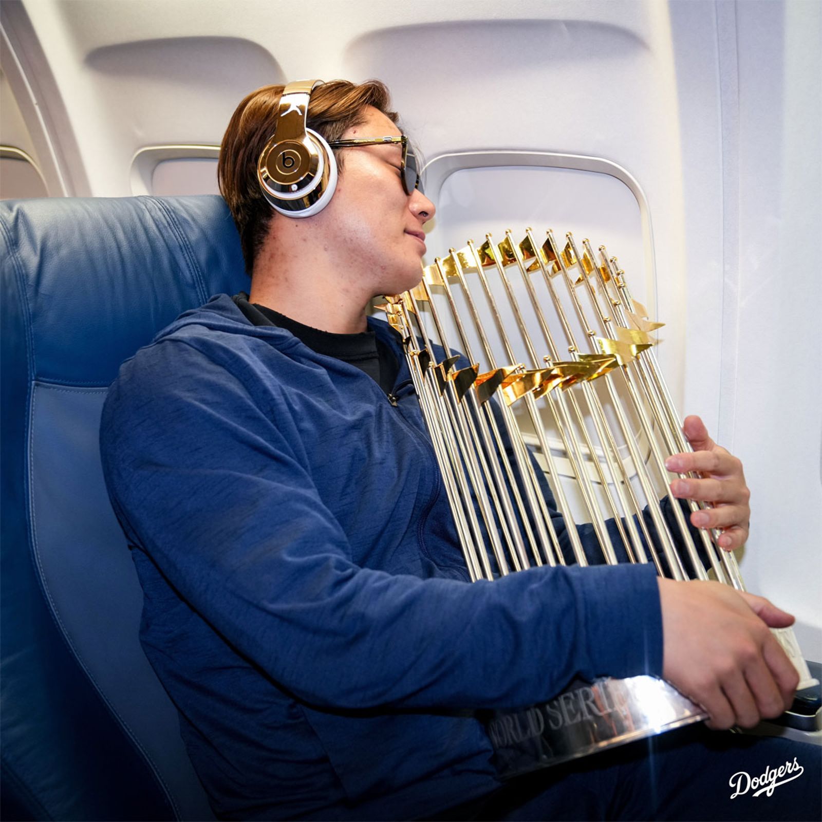 榮獲系列賽MVP的山本由伸,抱著獎盃閉目養神。圖/翻攝自X@Dodgers