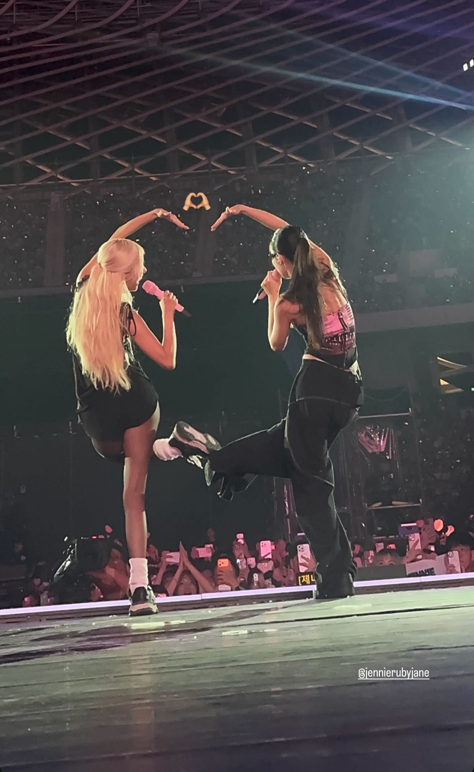 兩人的合體愛心超萌,很滿意的Rosé更傳上限動與歌迷分享。翻攝IG@jennierubyjane