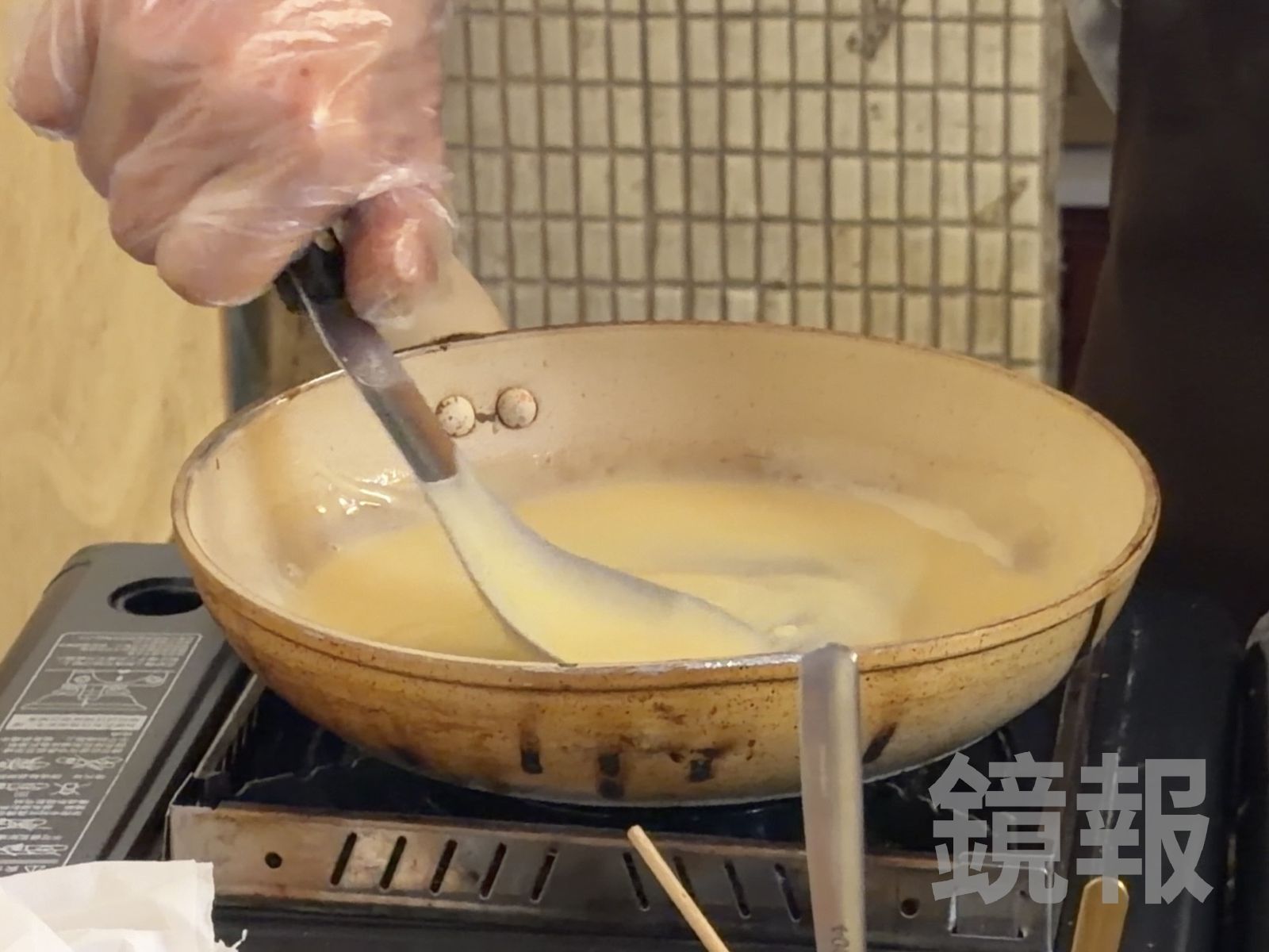 開著小火將麵糊攪拌後,待制固定成形,就能加入各式口味醬料。顏凱勗攝