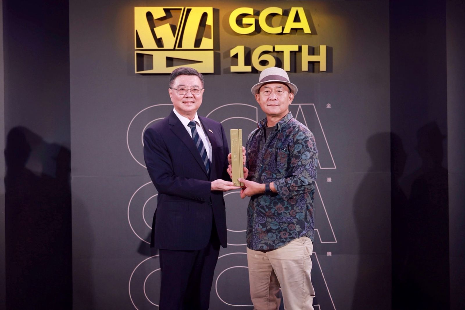 行政院長卓榮泰頒贈第16屆金漫獎「特別貢獻獎」予資深漫畫編輯黃健和。圖/文化部提供