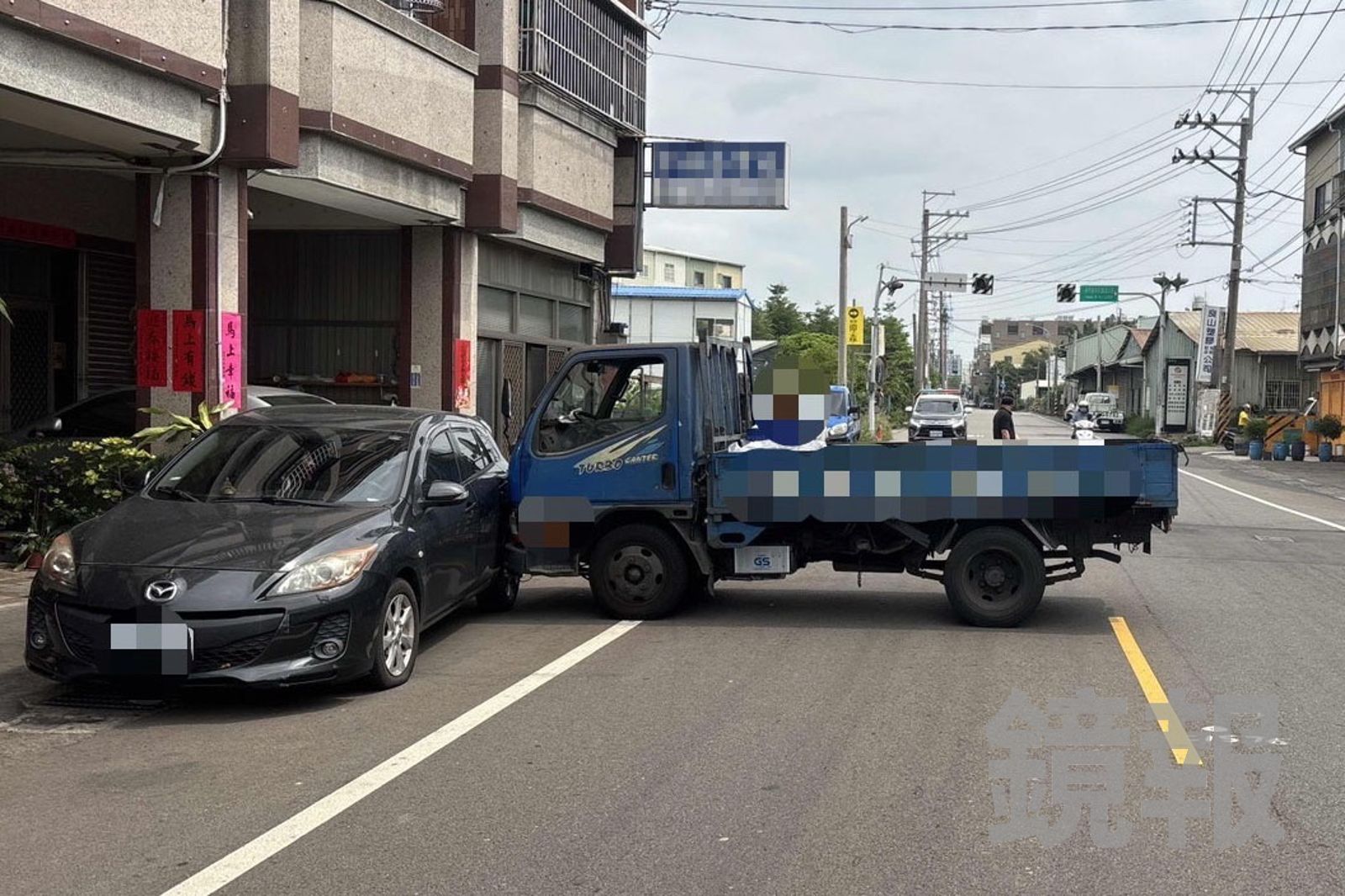 警方查出，原來是小貨車駕駛沒拉好手剎車，才會發生這起滑行自撞的事故，民眾提供
