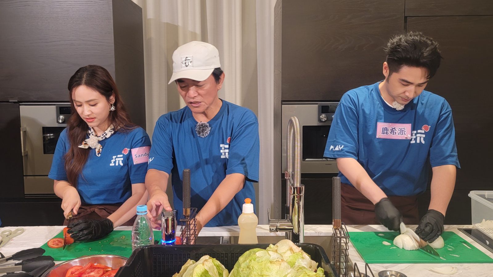 《玩很大》環島餐車開跑，吳宗憲（中）、Sandy、鹿希派合體做漢堡。好看娛樂提供