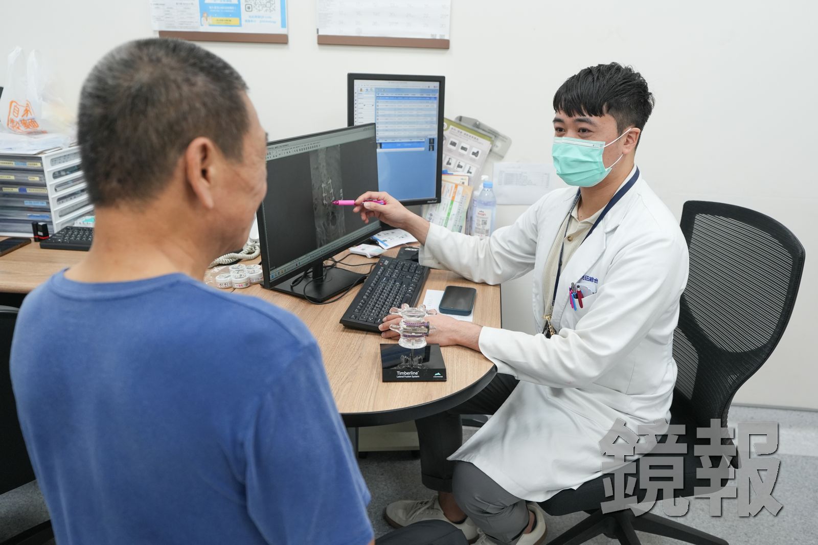 謝逸樵醫師向賴先生說明腰椎術後影像與恢復情況。圖/台中光田醫院提供