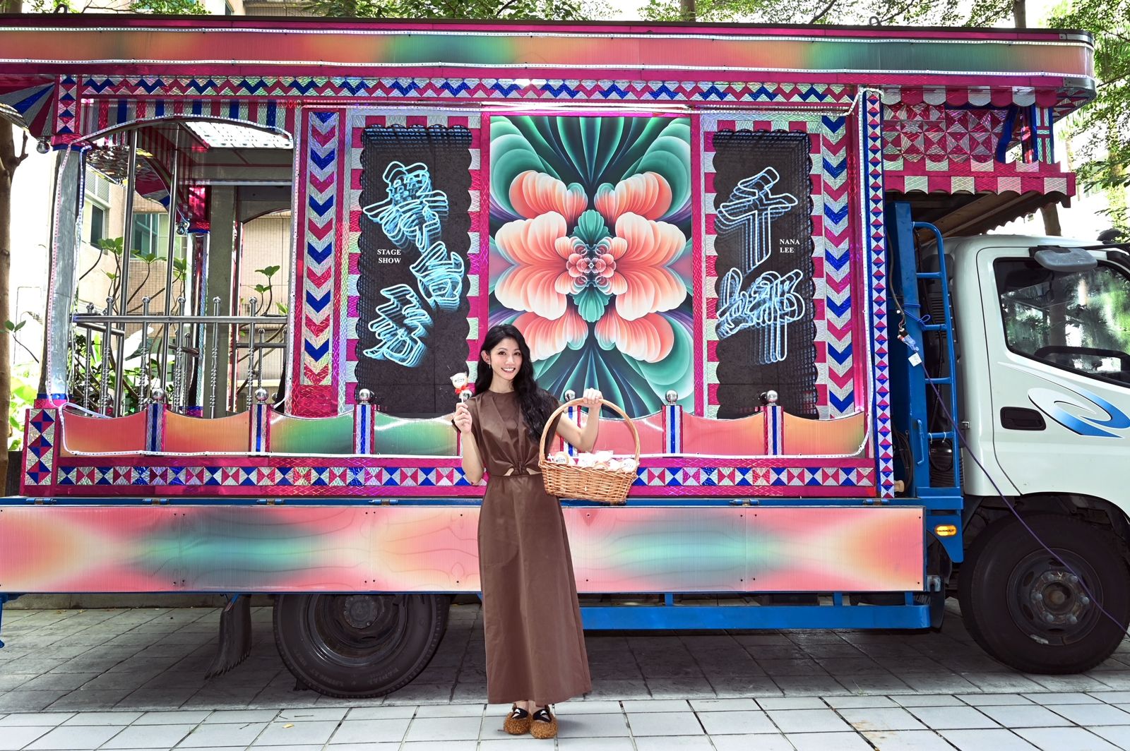 李千娜砸七位數打造電子花車　現身街頭路人喊「凍蒜」